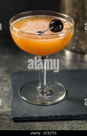 Cocktail de sang et de sable avec une garniture de cerise Banque D'Images