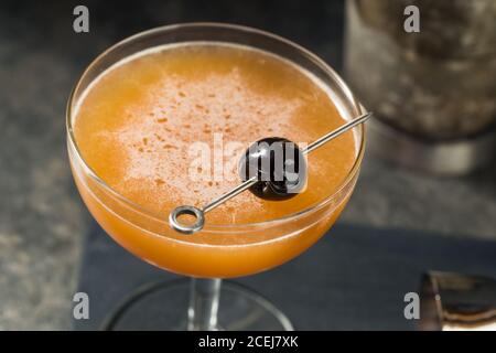 Cocktail de sang et de sable avec une garniture de cerise Banque D'Images