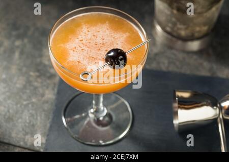 Cocktail de sang et de sable avec une garniture de cerise Banque D'Images