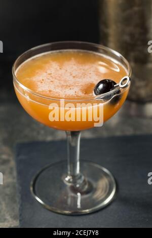 Cocktail de sang et de sable avec une garniture de cerise Banque D'Images