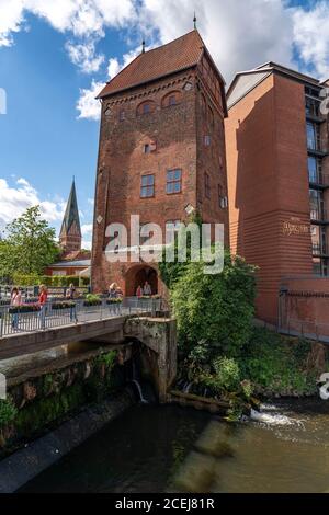 La vieille ville de Lüneburg, pont sur la rivière Ilmenau, Abtsmühle, quartier historique du port, de nombreux restaurants, pubs, cafés, Basse-Saxe, Allemagne, Banque D'Images