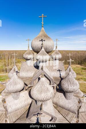 Magnifique vue aérienne sur le village russe traditionnel avec chapelle orthodoxe en bois et clocher dans le manoir de Bogoslovka. Église Pokrovskaya à plusieurs dômes Banque D'Images