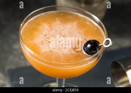 Cocktail de sang et de sable avec une garniture de cerise Banque D'Images