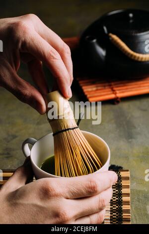 La préparation de thé matcha avec un fouet en bambou Banque D'Images