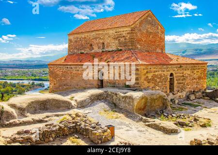 Vue magnifique sur l'ancienne église orthodoxe à Mount dans la ville antique de grotte Uplistsikhe. La basilique et la vallée de l'Uplistsikhe 9e-10e siècle à trois nef Banque D'Images