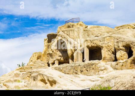 Vue magnifique sur l'ancienne église orthodoxe à Mount dans la ville antique de grotte Uplistsikhe. La basilique et la vallée de l'Uplistsikhe 9e-10e siècle à trois nef Banque D'Images