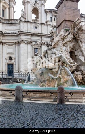 Statue du dieu Zeus dans la Fontaine des quatre rivières de Bernini sur la place Navona. Rome. Italie. Banque D'Images