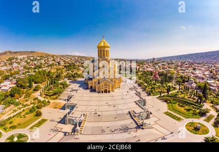 Belle vue de dessus de drone à l'attraction principale de Tbilissi - Cathédrale Tsminda Sameba Sainte Trinité la plus grande église orthodoxe dans une journée d'été à sany Banque D'Images