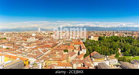 Vue aérienne panoramique d'été sur les gratte-ciel de Turin, avec le centre-ville, le fleuve po, le Mole Antonelliana, les gratte-ciels modernes et d'autres points de repère vus de vue Banque D'Images