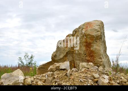 La dolomite de pierres naturelles est un gros plan dans l'exploitation minière à ciel ouvert de calcaire. Matériaux de construction, fond de mur, texture. Zone minière industrielle. Banque D'Images