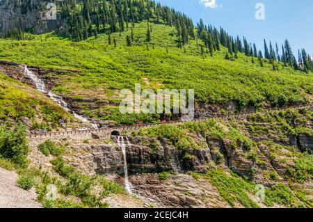 Les chutes de Haystack sur la route du soleil dans le parc national de Glacier, Montana, États-Unis. Banque D'Images