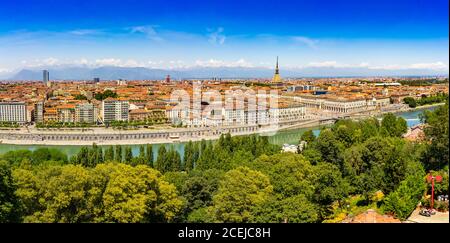 Vue aérienne panoramique d'été sur les gratte-ciel de Turin, avec le centre-ville, le fleuve po, le Mole Antonelliana, les gratte-ciels modernes et d'autres points de repère vus de Banque D'Images