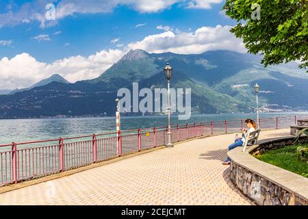 12.06. 2019 Italie, Europe: Jeune fille européenne assise sur le front de mer et explorant les sites à proximité de Varenna. Belle vue sur la haute Banque D'Images