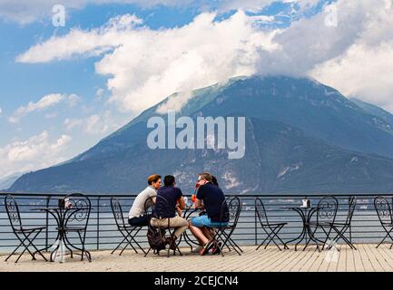 Varenna italie 26.07.2019: Les Européens ont un petit-déjeuner sur la terrasse café de avec belle vue sur les montagnes et le bord de mer lac de Côme en été Banque D'Images