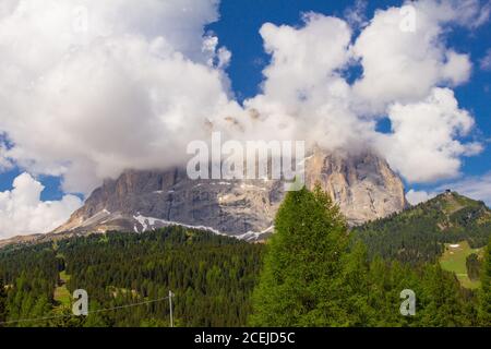Vue de haut en couleur sur la montagne Sassolungo dans les nuages lors d'une ensoleillée journée d'été au départ de Passo Sella di val Gardena Dolomites, Tyrol du Sud, alto adige, Italie Banque D'Images
