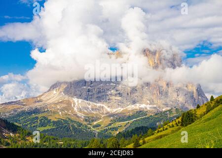 Vue de haut en couleur sur la montagne Sassolungo dans les nuages lors d'une ensoleillée journée d'été au départ de Passo Sella di val Gardena Dolomites, Tyrol du Sud, alto adige, Italie Banque D'Images