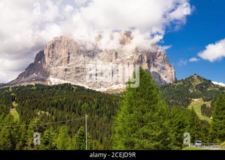 Vue de haut en couleur sur la montagne Sassolungo dans les nuages lors d'une ensoleillée journée d'été au départ de Passo Sella di val Gardena Dolomites, Tyrol du Sud, alto adige, Italie Banque D'Images
