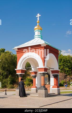 prêtre baptisé devant la chapelle. Chapelle de toute la joie du chagrin. Russie, île de Karelia Valaam. Banque D'Images