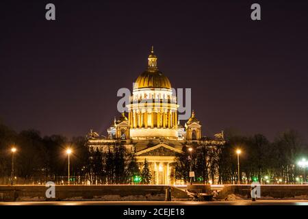 La cathédrale Saint-Isaac. Nuit d'hiver de Saint-Pétersbourg Banque D'Images