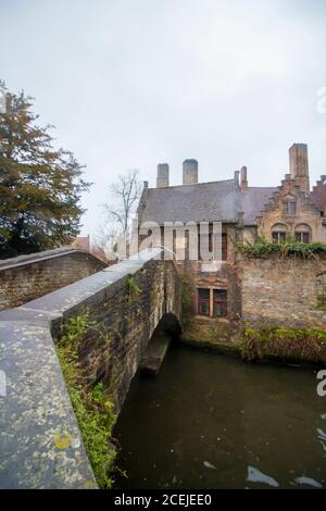 Célèbre Pont Bonifacius St médiéval dans le centre historique de Bruges, Belgique. Banque D'Images