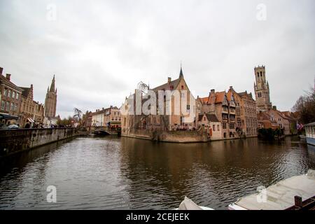 Bruxelles ( Bruxelles), Belgique - 02 10 2019: ' vue panoramique des maisons médiévales sur la rivière de Bruges. Tour Belfort en arrière-plan et nuages dans le Banque D'Images