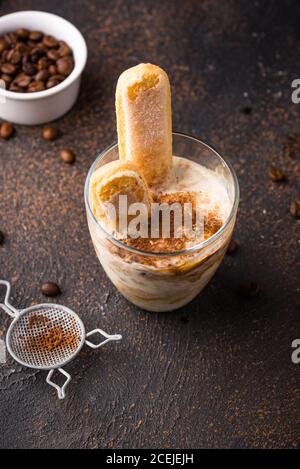 Crème glacée tiramisu. Dessert italien Banque D'Images