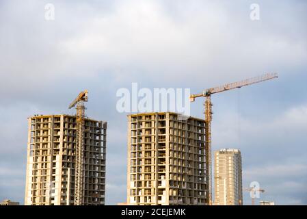 Les grues à flèche relevable hydraulique et les travailleurs en béton coulé en fondation. Verser dans du ciment clavetage des capacités au chantier de construction. T Banque D'Images