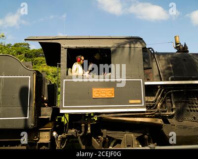 Détail de la locomotive et du chef de train sur un ancien anglais Train à vapeur - Guararema-São Paulo-Brésil Banque D'Images