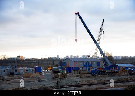 Grues automatiques mobiles travaillant sur le chantier. Creusant une fosse pour la construction d'un tunnel souterrain de la ligne de métro. Projet de construction du métro Banque D'Images