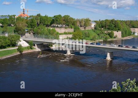 Pont de l'amitié avec tunnel piétonnier au-dessus de la rivière Narova entre Narva en Estonie et Ivangorod en Russie. Banque D'Images