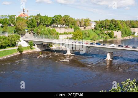 Pont de l'amitié avec tunnel piétonnier au-dessus de la rivière Narova entre Narva en Estonie et Ivangorod en Russie. Banque D'Images