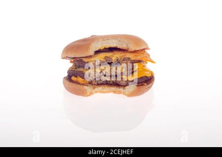 Triple cheeseburger McDonald's sur blanc avec morsure prise Banque D'Images