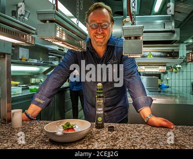 Thomas Bühner, chef étoilé au guide Michelin, travaille avec les huiles végétales pressés à froid de Pödör à Osnabrück, en Allemagne Banque D'Images