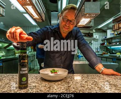 Thomas Bühner, chef étoilé au guide Michelin, travaille avec les huiles végétales pressés à froid de Pödör à Osnabrück, en Allemagne Banque D'Images