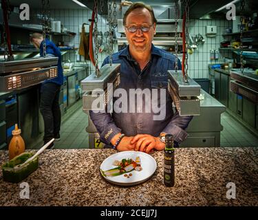 Thomas Bühner, chef étoilé au guide Michelin, travaille avec les huiles végétales pressés à froid de Pödör à Osnabrück, en Allemagne Banque D'Images