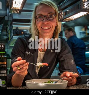 La journaliste alimentaire Angela Berg dans la cuisine du chef étoilé au Michelin Thomas Bühner. Il travaille avec les huiles végétales pressés à froid de Pödör à Osnabrück, en Allemagne Banque D'Images