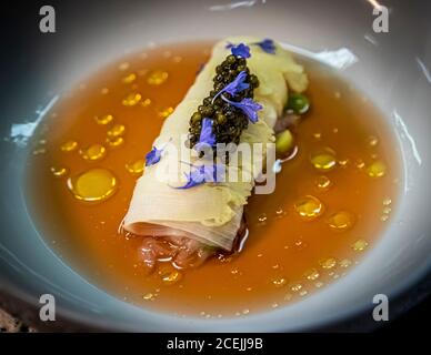 Thomas Bühner, chef étoilé au guide Michelin, travaille avec les huiles végétales pressés à froid de Pödör à Osnabrück, en Allemagne Banque D'Images