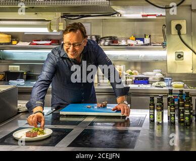 Thomas Bühner, chef étoilé au guide Michelin, travaille avec les huiles végétales pressés à froid de Pödör à Osnabrück, en Allemagne Banque D'Images