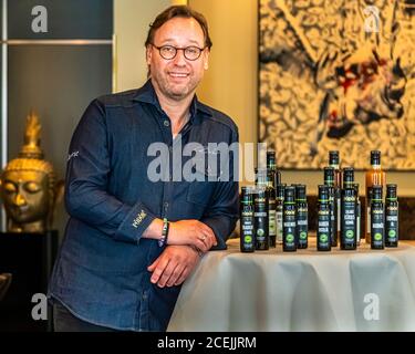 Thomas Bühner, chef étoilé au guide Michelin, travaille avec les huiles végétales pressés à froid de Pödör à Osnabrück, en Allemagne Banque D'Images