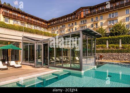 L'hôtel Lenkerhof est situé au milieu d'un parc, à la périphérie de Lenk. 80 chambres ont un balcon orienté au sud, Lenk, Suisse Banque D'Images