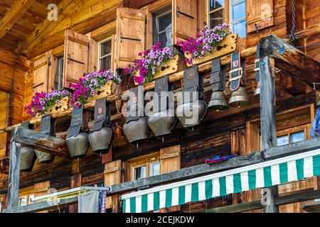 Une collection d'énormes cloches pend sur la maison principale de l'Alp Pöris. De là, le Lenkerhof reçoit son fromage de chèvre frais. ALP Dairy, Lenk, Suisse, Lenk, Suisse Banque D'Images