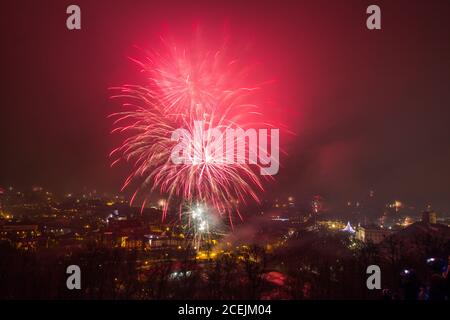 Vilnius, Lituanie 01 janvier 2017 : vue imprenable sur le feu d'artifice principal, à la nuit du nouvel an jusqu'à la place de la cathédrale, tour du beffroi, cathédrale Saint-Jean Banque D'Images