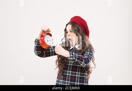 Il est temps. Toujours à l'heure. Il n'est jamais trop tard. Définir votre propre rythme de vie. Happy hours concept. L'annexe et du moment. Fille avec réveil. Mettre en place un réveil. Petite fille enfant tenir horloge rouge. Banque D'Images