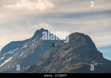 Hélicoptère dans les Alpes, Celerina, Suisse Banque D'Images