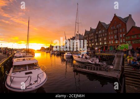 Vue panoramique de nuit blanche la célèbre rue Bryggen est une série de bâtiments commerciaux hanséatiques qui bordent la partie est du port de Bergen, en Norvège. Banque D'Images