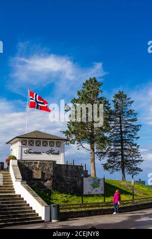 Vue panoramique le jour d'été depuis le sommet du mont Floyen Glass Balcony montagne du point de vue sur la terrasse kios. Bergen Hordaland Norvège Banque D'Images