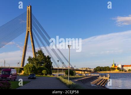 RIGA, LETTONIE Pont Vansu au-dessus de la rivière Daugava à Riga, Lettonie. L'un des cinq grands ponts de Riga et le seul câble est resté Banque D'Images