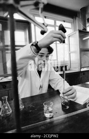 Un niveau stages de chimie en action à l'école Bournemouth de Dorset, qui est une école de grammaire pour garçons. 18 novembre 1991. Photo: Neil Turner Banque D'Images