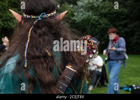 Moscou, Russie. 1er septembre 2020 rencontre traditionnelle des fans de la sous-culture hippie sur a dans le parc Tsaritsyno de Moscou, Russie. Plusieurs dizaines de personnes prennent des parties de l'air libre pour profiter des arts alternatifs et de la musique Banque D'Images