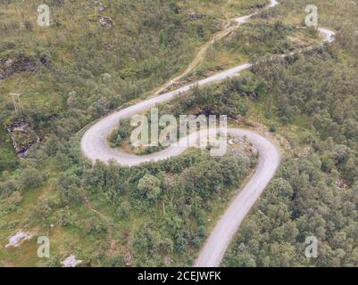 Magnifique vue de drone sur la route sinueuse de campagne à travers le magnifique vert forêt Banque D'Images